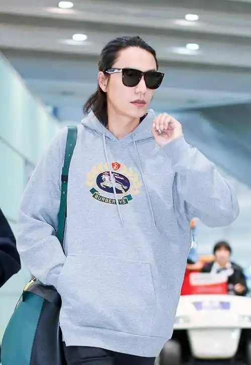 陈坤扎半丸子头帅炸了,穿卫衣牛仔裤时髦休闲,就是差点没认出来