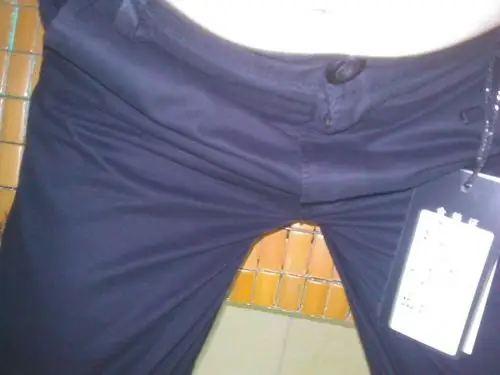 休闲裤站着好好的,一坐下去就凸起来.怎么办才好