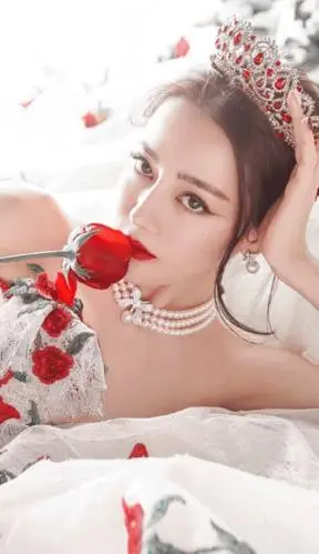 迪丽热巴婚纱造型玫瑰公主壁纸 不去想遥远的事只知道今晚月色温柔