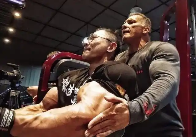 中国第一肌肉巨兽鹿晨辉:自费60万比赛,从保安到健美第一人!