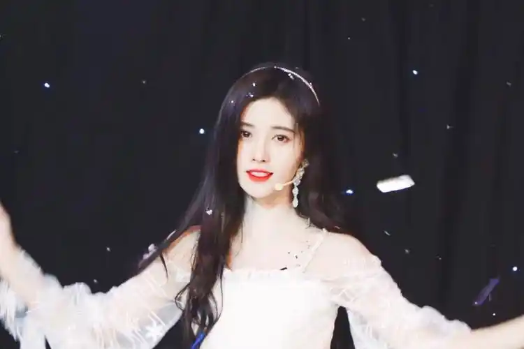 鞠婧祎拿图点赞收藏 - 堆糖,美图壁纸兴趣社区