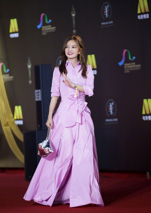 赵薇终于一改土味时尚!粉色长裙硬是穿出少女气质,哪像42岁阿姨