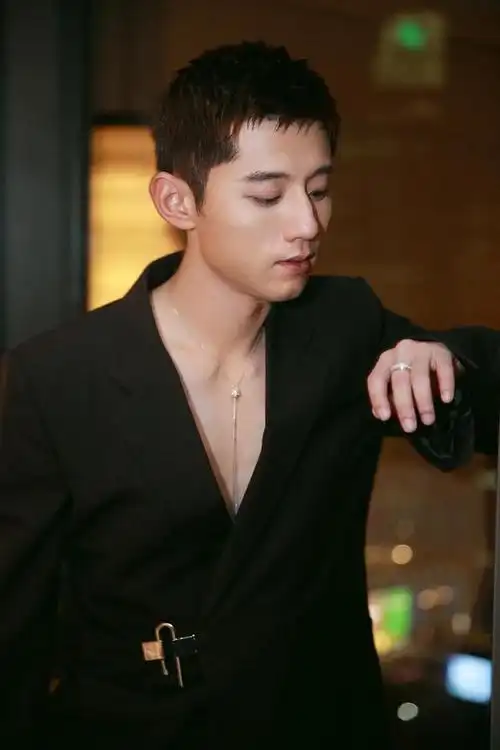 张继科帅得好张扬真空穿西装散发浓浓荷尔蒙少年脸却有男人味