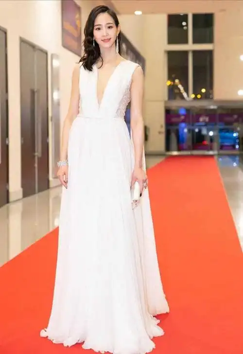 张钧甯高级感无敌了穿深v领吊带连衣裙亮相气质独特惊呆路人