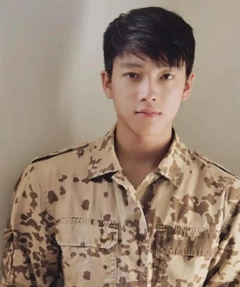 男士发型之自然斜刘海发型 很纯很欲的邻家男孩子 他叫什么名字?