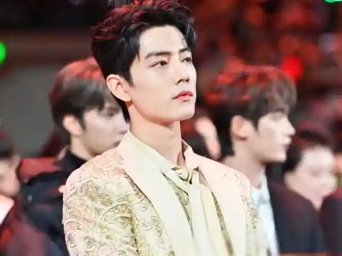 肖战银发造型惊艳,与"素人"合影上热搜!