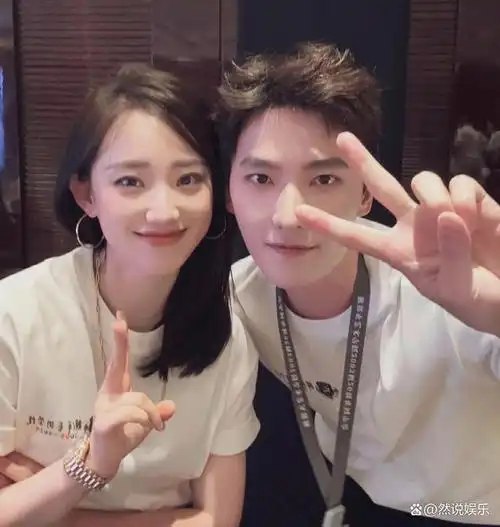 杨洋组织同学聚会,豪气买单,被美女包围合照,引发热议!