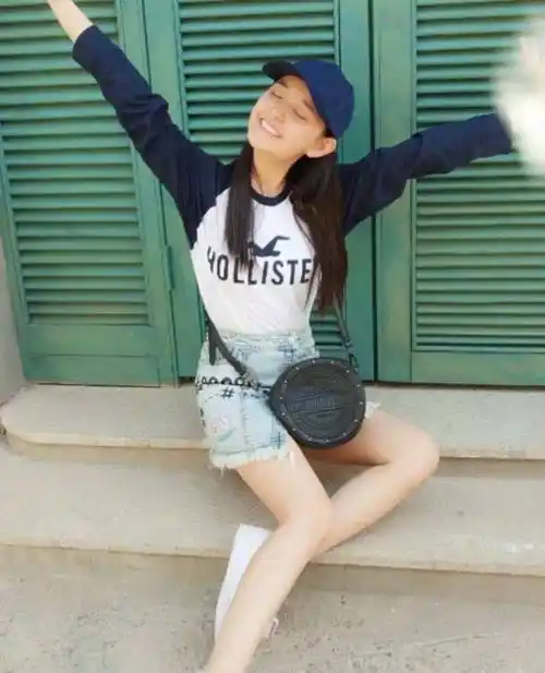 "哈密瓜"牛仔短裤搭配学生卫衣,蒋依依变身甜美女神!