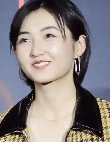 原创张子枫现身成都皮肤白嫩侧颜超美同框168女演员身高真相了