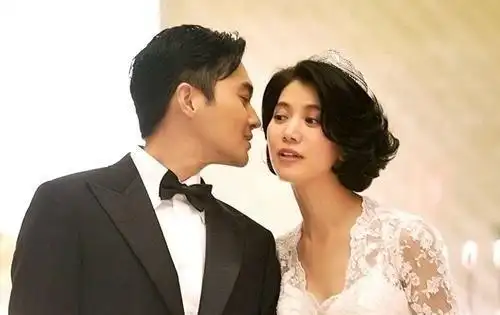 袁咏仪携老公亮相48岁浓妆难掩老态发福之后比老公还胖一圈