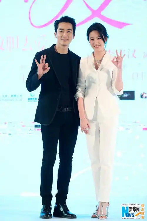 宋承宪称刘亦菲是"晚辈" 摆经典pose秀恩爱