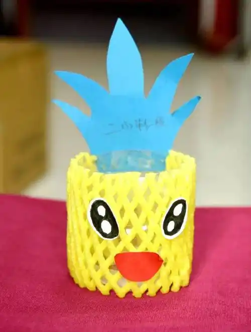 一,二年级的学生通过做环保小作品,变废为宝,将资源有效利用,为保护