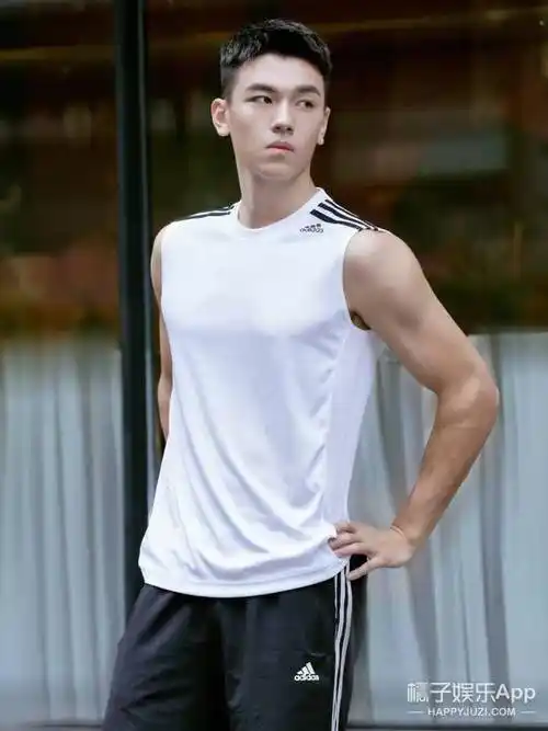 徐晔是现实版江直树,蔡昆廷像成熟版王子异?_帅哥