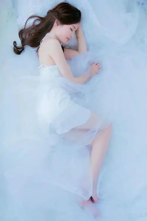 肌肤白如玉的美女