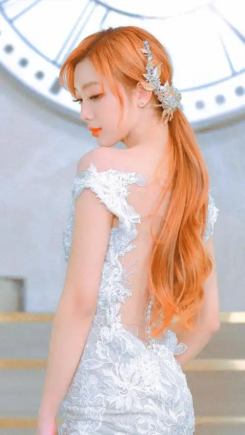 李紫婷礼服照来袭,白色深v裙子格外显眼,完美身材展露无遗_网易订阅