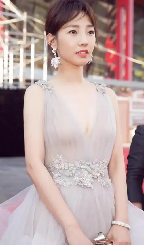 白百合一指弹指什么意思?源自指"一指弹"事件的调侃-蔚特号