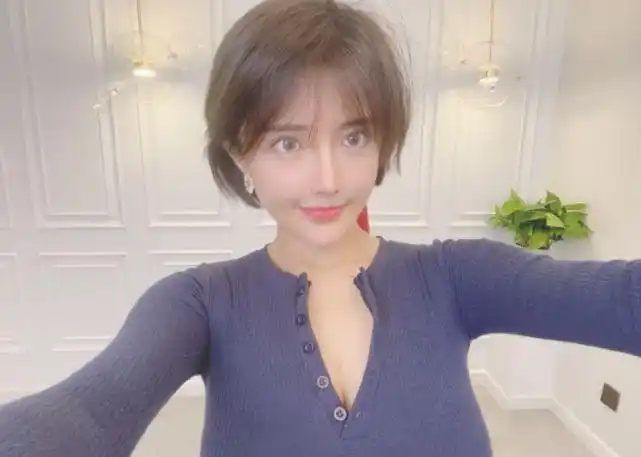 虎牙古阿扎深夜晒自拍两个字配文想要评论区彻底沸腾了