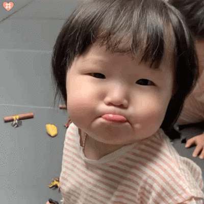 黄夏真表情包动图委屈巴巴 你要吃小雪糕吗