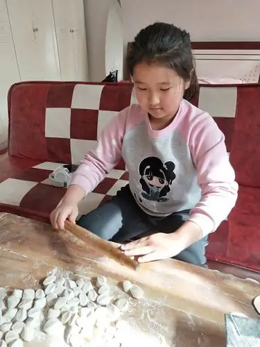 铁西路小学四四班学生春节包饺子展示