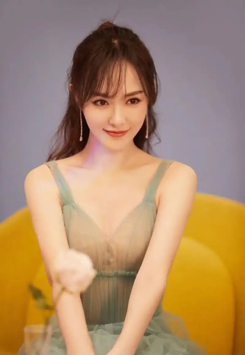 人鱼线vs马甲线其实,不止唐嫣,在这次晚会上,同样靠仪态震撼到人马妞