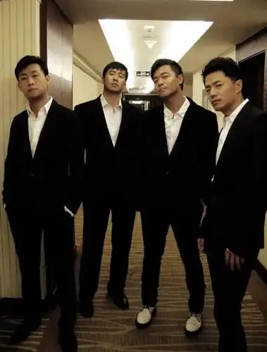 男星合影,还是陈思诚厉害,段奕宏努力凹造型都没有他随便摆的装