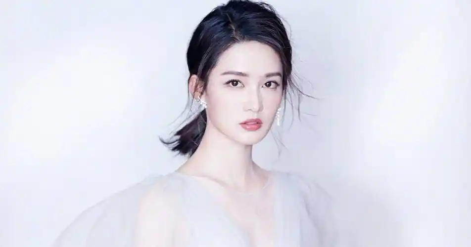 原创粉丝偶遇李沁拍戏关掉十级美颜滤镜后网友一个普通人