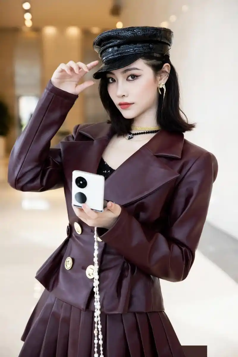 许佳琪甜酷皮衣短裙好美,短发配上海军帽