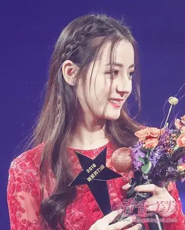 迪丽热巴甜美 刘海编发发型