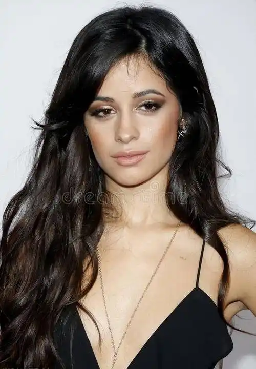 camilacabello拿错了包,把包当成了单肩包_时尚_腰包_卡米拉·卡贝洛