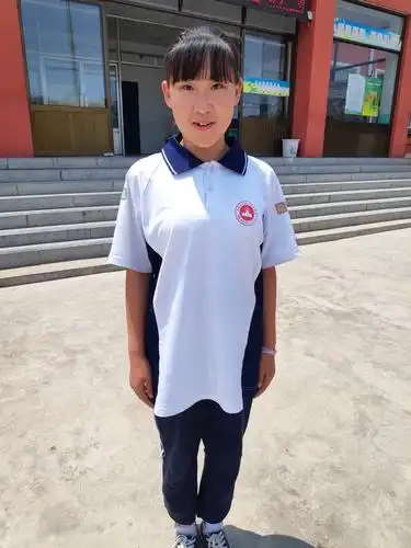 孩子们穿上了夏季校服