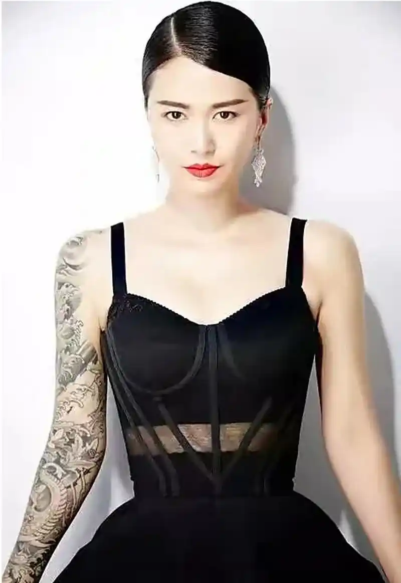 谭维维的纹身酷酷哒,凸显出了她张扬的个性和时尚魅力!