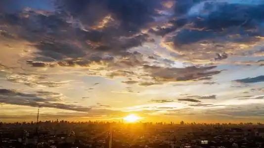 晚上七彩天空在城市,晚上 cloudscape 七彩的晚霞照片