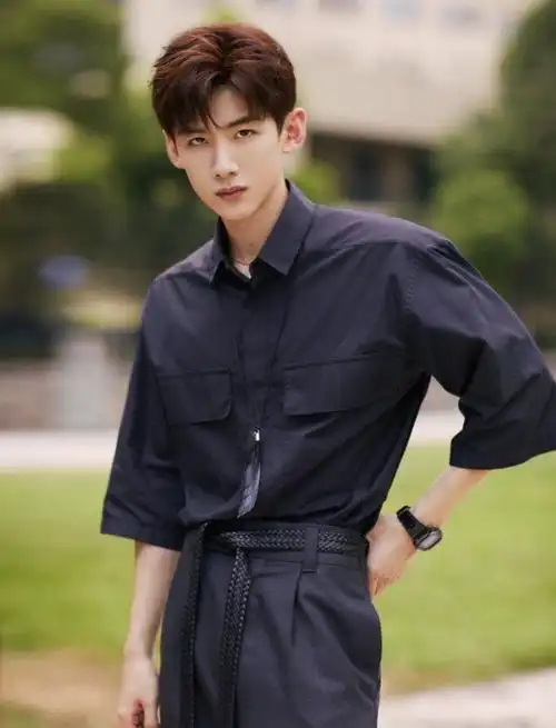 白敬亭工装套装少年感写真图片