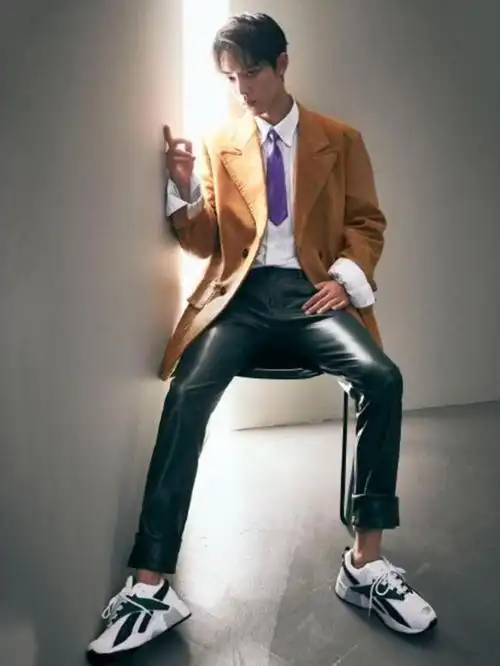 肖战再拍时尚大片风格多样衣品摩登透明风衣帅出天际