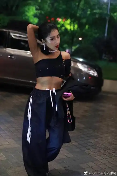 吉克隽逸腹肌路透图