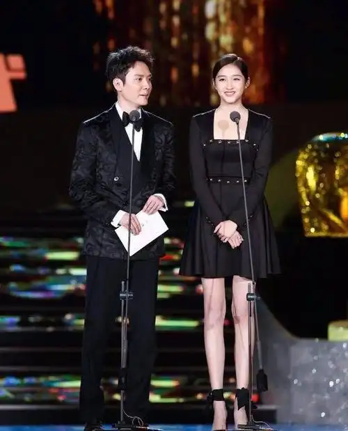 关晓彤这条一言难尽的小黑裙,肩宽腰粗老十岁,谁说黑色是万能的