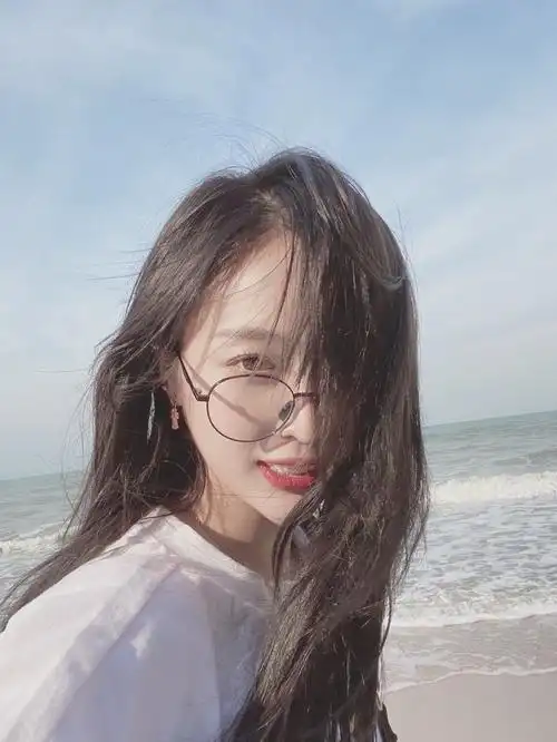 吴宣仪晒海边自拍嘟嘴卖萌 格子衬衫搭白t青春元气