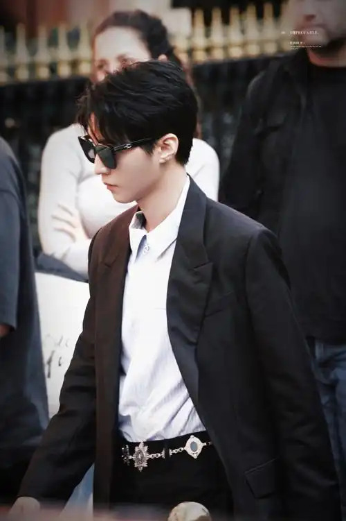 王俊凯的腰带#王俊凯巴黎时装周看秀look9615白衬衫墨镜西装77