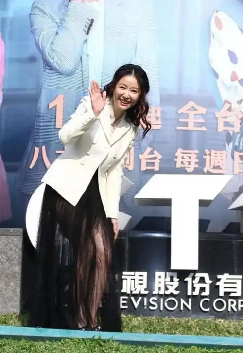 林心如这么敢穿穿白衬衫半身裙show出肉色内衣为博眼球好拼