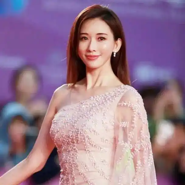 林志玲金马奖:婚后眼中无光,脸型五官大变样,讨好日本导演!