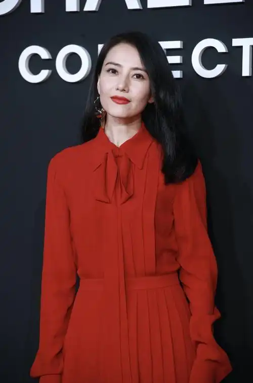 高圆圆红裙亮相明艳动人透露将复出拍电视剧