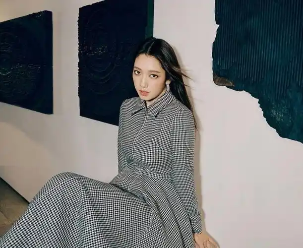 朴信惠穿上粗花呢夹克散发优雅气质_腾讯新闻