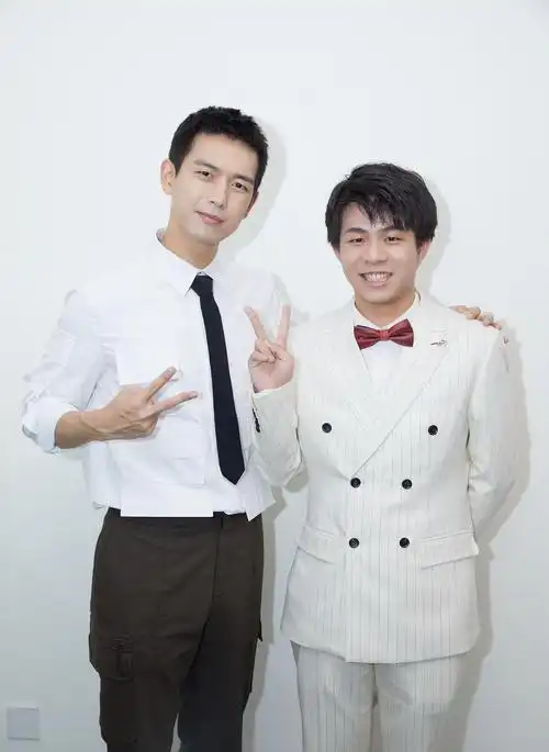 来看hero与韩商言的合照男明星2