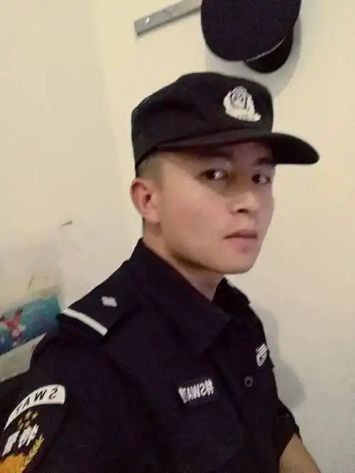"警察穿制服很帅吗?"_警服