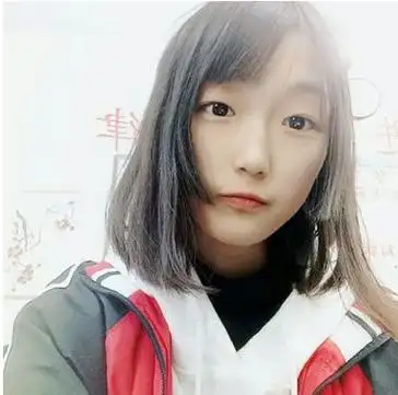 半扎马尾:这种半扎马尾发型算得上一款时髦发型,小女孩子扎一样可爱至