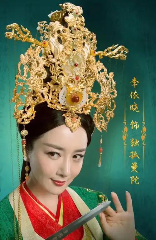 不过最让人惊艳的还是李依晓的眼神戏,从曼陀失去孩子的绝望到杀人的