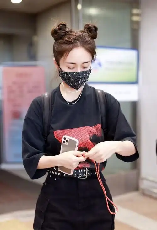 刘芸扎双丸子头俏皮可爱少女感爆棚.