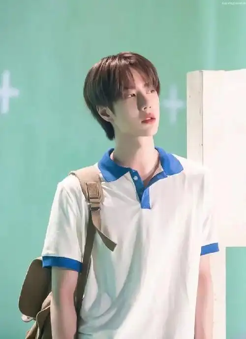 明星与央视新闻小说_初中没毕业就凭借《陈情令》走红的王一博,你有