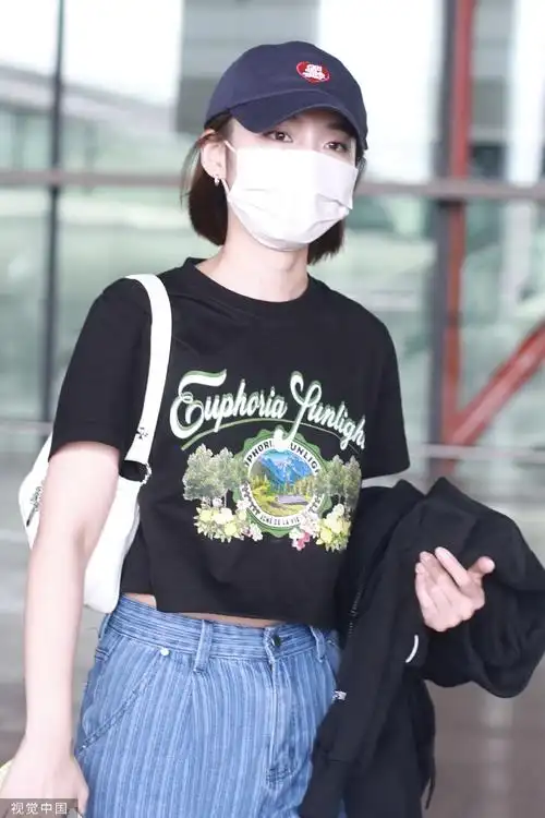 组图:张佳宁戴鸭舌帽现身机场 穿短款黑t搭蓝色休闲裤清爽随性