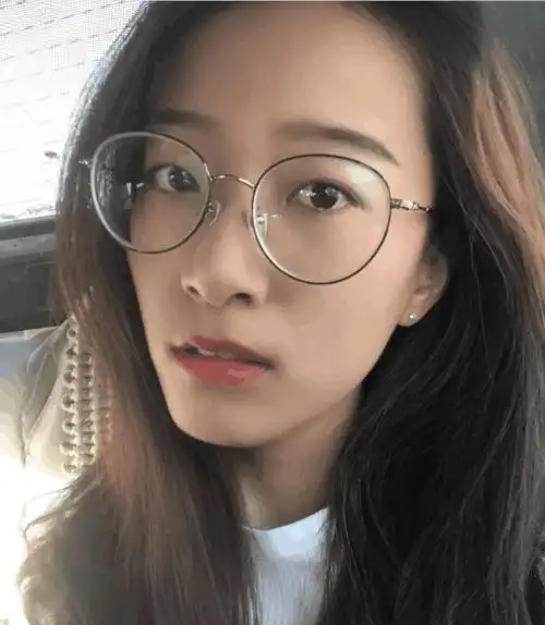 女朋友最近很爱发照片,请大家给她打个分